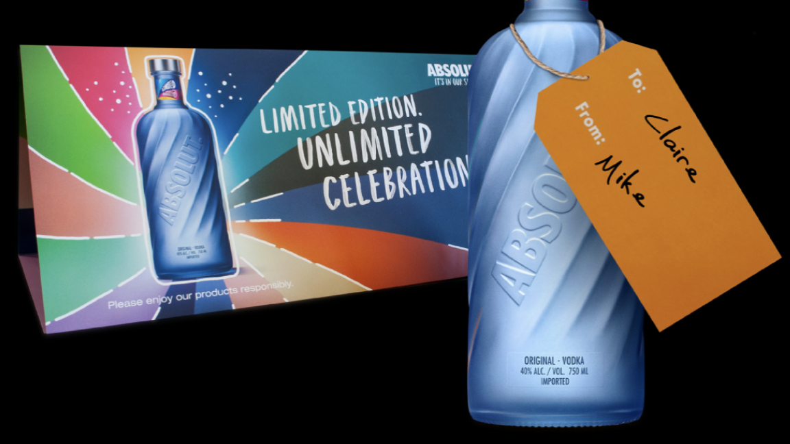 Bouteille d’Absolut Vodka avec une étiquette-cadeau et une carte Courrier de quartier colorée.