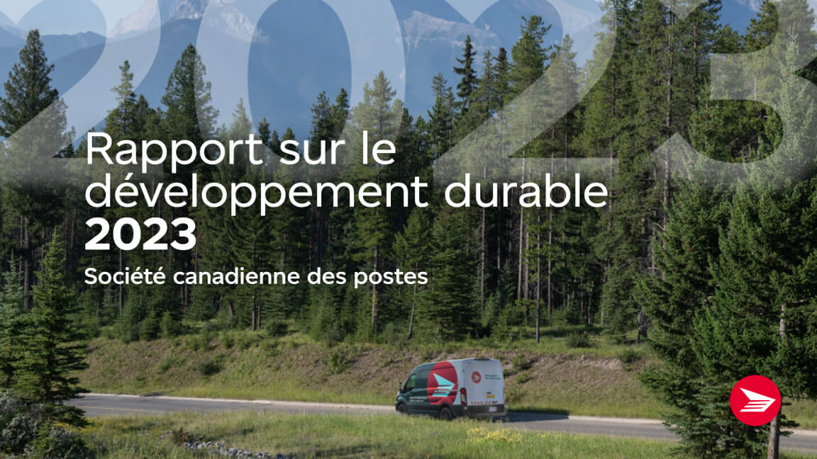 Un véhicule de livraison de Postes Canada roule sur une route rurale bordée d’arbres. Les Rocheuses sont visibles au loin.