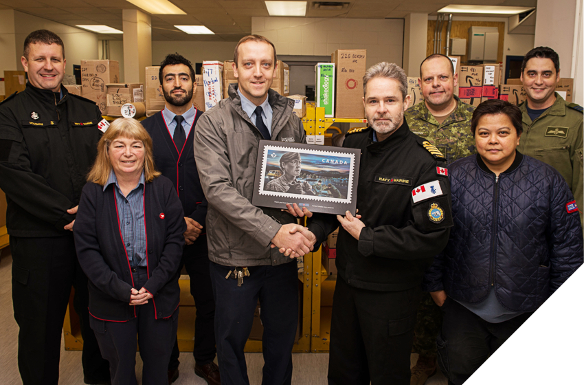 Des membres des Forces armées canadiennes à Yellowknife (T.N.-O.), acceptent une plaque honorant le personnel des Forces.