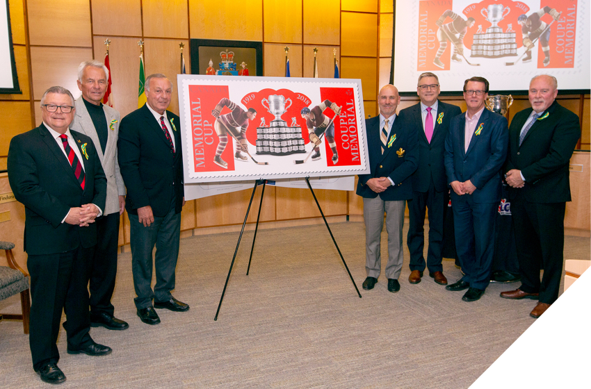 Ralph Goodale et d'anciens joueurs de la LNH Dennis Sobchuk, Guy Lafleur et Ed Staniowski avec timbre sur la Coupe Memorial. Avec eux, le PDG de Postes Canada Doug Ettinger, le maire de Regina Michael Fougere et le président de la LCH David Branch.